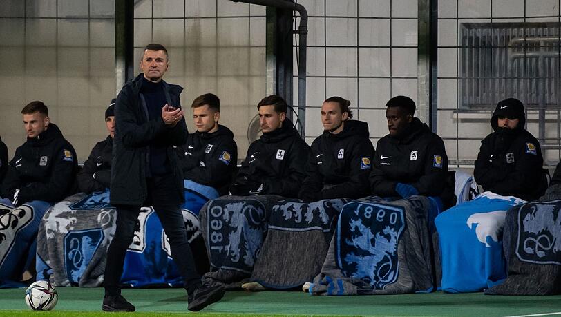 Trainer Michael Köllner von München verfolgt ein Spiel.