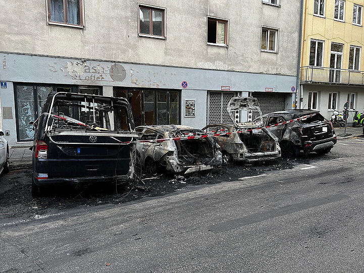 Vier Autos brannten in der Klenzestraße.