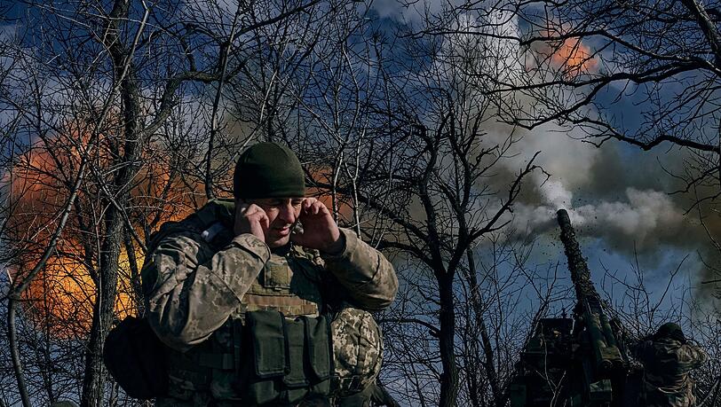 Ukrainische Soldaten feuern an der Frontlinie nahe Bachmut eine Panzerhaubitze auf russische Stellungen.