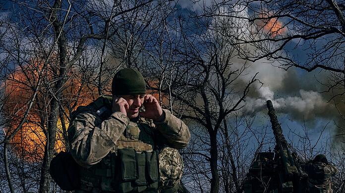 Ukrainische Soldaten feuern an der Frontlinie nahe Bachmut eine Panzerhaubitze auf russische Stellungen.