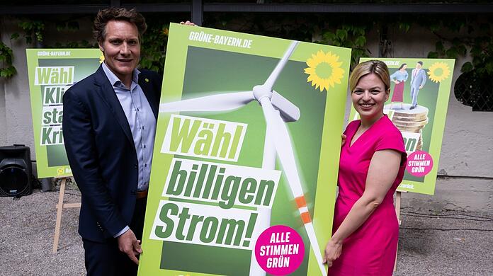 Katharina Schulze und Ludwig Hartmann mit einem der Plakate der Grünen-Kampagne.