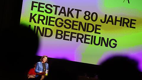 Bayerns Landtagspräsidentin Ilse Aigner (CSU) hat beim bayerischen Festakt zum 80. Jahrestag des Kriegsendes vor Bedrohungen für die Demokratie gewarnt.