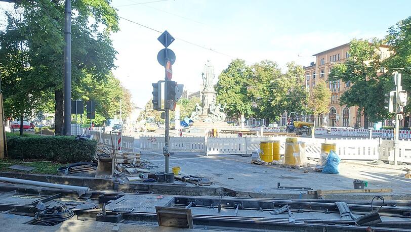 Hier ist noch viel zu tun, bis der Trachtenumzug durchziehen kann. Hier ist noch viel zu tun, bis der Trachtenumzug durchziehen kann.