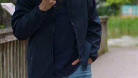 Ungewohnter Anblick bei den "Rosenheim-Cops": Kommissar "Sven Hansen" leger in Jeans und Jacke unterwegs. Ungewohnter Anblick bei den "Rosenheim-Cops": Kommissar "Sven Hansen" leger in Jeans und Jacke unterwegs.