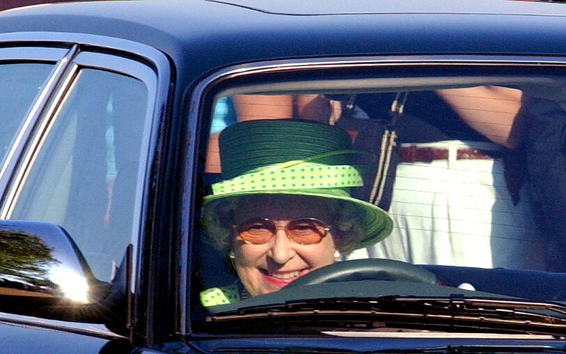 Die Queen besaß keinen Führerschein, weil sie das Dokument im Vereinigten Königreich selbst ausstellte. Gefahren ist sie trotzdem immer wieder - und zwar schnell, wie in der Doku erzählt wird. Die Queen besaß keinen Führerschein, weil sie das Dokument im Vereinigten Königreich selbst ausstellte. Gefahren ist sie trotzdem immer wieder - und zwar schnell, wie in der Doku erzählt wird.