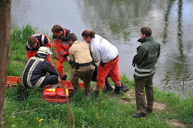 Die Feuerwehr zog die Männer aus dem Wasser, dann kümmerte sich das Rote Kreuz um die Männer.