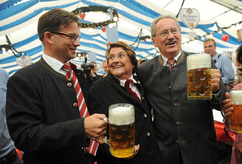 Florian Pronold(l.), Landesvorsitzender der SPD, über die schwarz-gelbe Koalition: &bdquo;Ein Hühnerhaufen ist eine militärische Kampfformation im Vergleich zur schwarz-gelben Koalition. Die streiten wie die Kesselflicker.&ldquo;