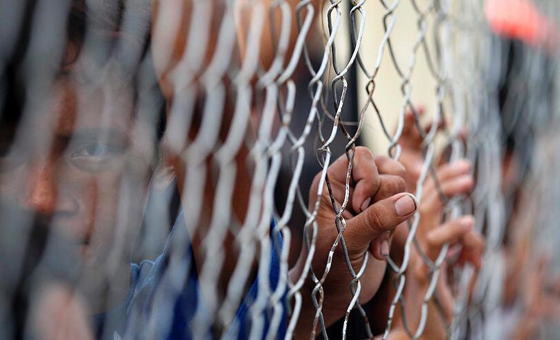 Die Menschen auf den Philippinen stehen vor dem Nichts. Und die Schreckensnachrichten von neuen Stürmen hören nicht auf. Plünderungen sind an der Tagesordnung. Die Menschen kämpfen ums pure Überleben - und gegen Plünderungen.