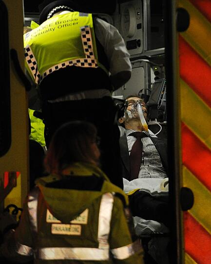 Sehen Sie hier mehr Bilder vom Rettungseinsatz im Londoner Apollo-Theatre in Londern von der Nacht zum Freitag.