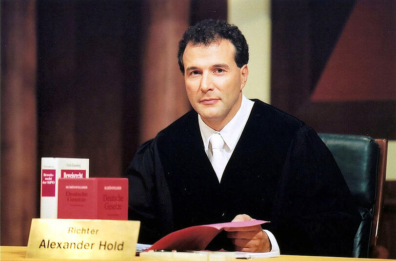 So hat alles begonnen: Am 12. November 2001 startet Richter Alexander Hold mit seiner TV-Show auf Sat1. Seitdem ist er der wohl bekannteste Richter
Deutschlands.