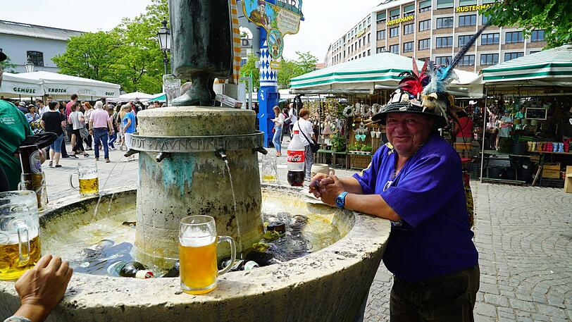 Das Bier wird im Brunnen gekühlt, denn bei den Temperaturen ist es am besten kalt zu genießen.