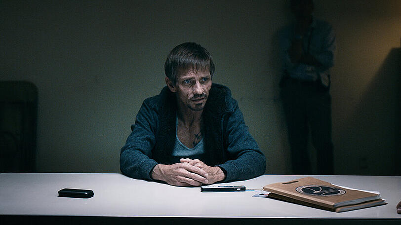 Skinny Pete (Charles Baker) wird von der Polizei zu Jesse Pinkman befragt