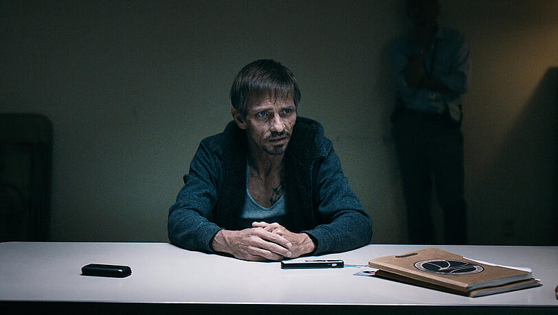 Skinny Pete (Charles Baker) wird von der Polizei zu Jesse Pinkman befragt Skinny Pete (Charles Baker) wird von der Polizei zu Jesse Pinkman befragt