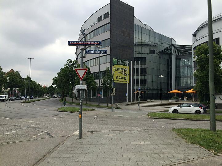 Zwischen Hansastraße und Garmischer Straße liegt der Leonhard-Moll-Bogen, der jetzt Landaubogen heißt.