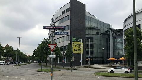 Zwischen Hansastraße und Garmischer Straße liegt der Leonhard-Moll-Bogen, der jetzt Landaubogen heißt.