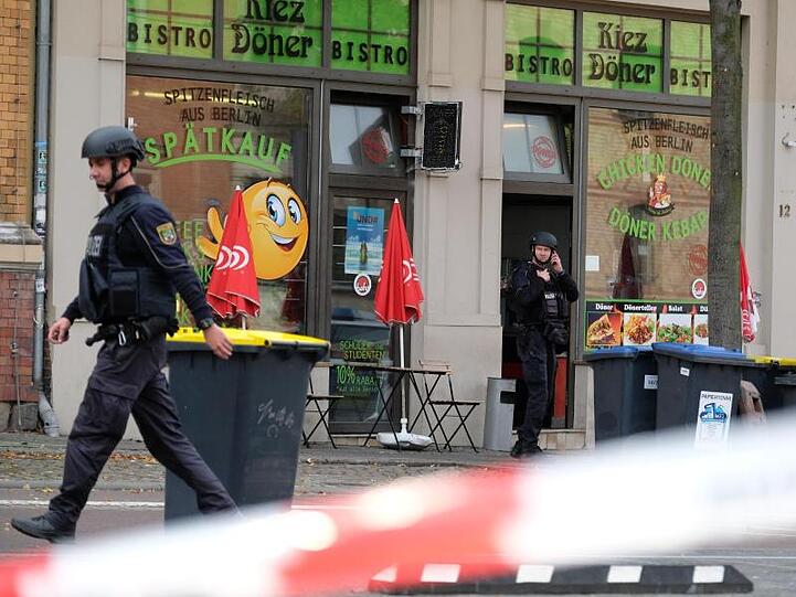 Polizisten in Halle/Saale: Bei Schüssen sind hier nach ersten Erkenntnissen zwei Menschen getötet worden.
