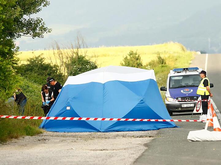 Polizisten sichern am Fundort Spuren. Sophias Leiche wurde in einem Straßengraben in Spanien entdeckt.
