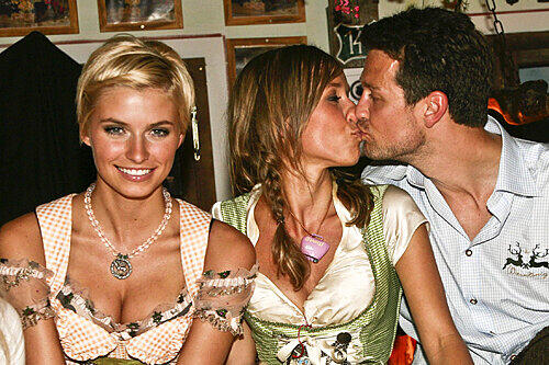 Busselnd: Annemarie Warnkross knutscht mit ihrem Wayne Carpendale, daneben strahlt Top-Model Lena Gercke.