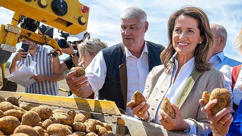 Landwirtschaftsministerin Michaela Kaniber informierte sich in Niederbayern über den Verlauf der Kartoffelernte.