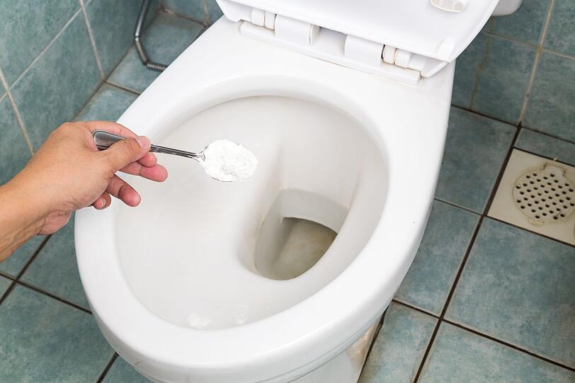 Backpulver eignet sich wunderbar zum Putzen. Wenn Sie h&auml;ssliche Verf&auml;rbungen in der Toilette loswerden wollen, streuen Sie es auf die betroffenen Stellen. Lassen Sie das Pulver eine Weile einwirken. Dann die Toilette sp&uuml;len und ordentlich nachschrubben. Von den Ablagerungen sollte nun nichts mehr zu sehen sein.