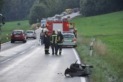 Schwerer Unfall: Der Reifen und Teile des Fahrwerks liegen am Straßenrand