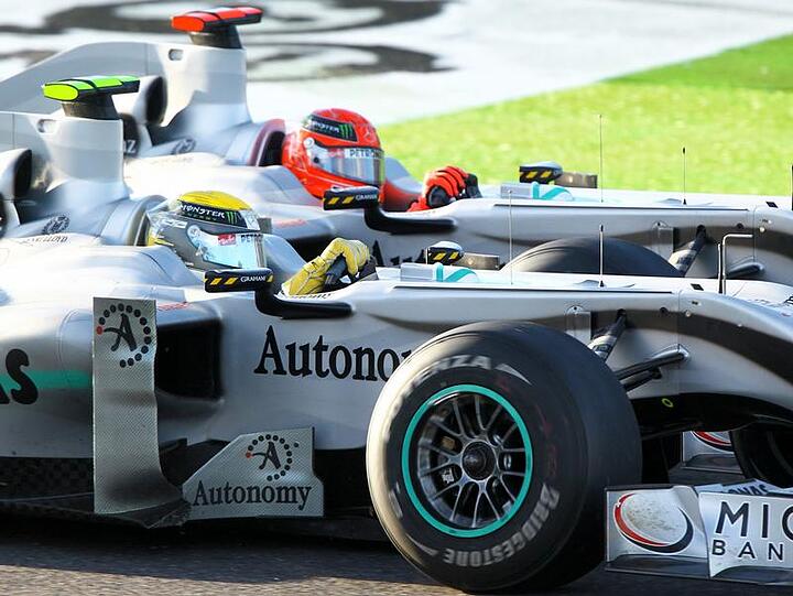Rad an Rad: die Teamkollegen Schumacher (rechts) und Rosberg im Zweikampf.