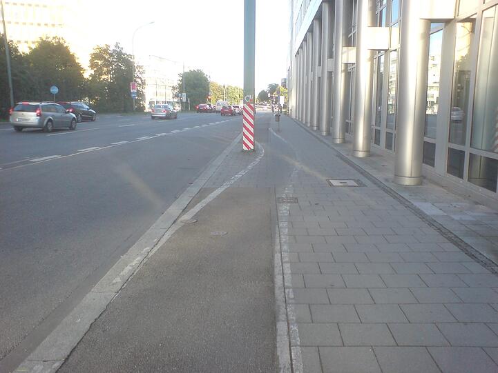 Mehr Slalom-Parcour als Radlweg.