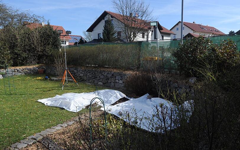 Brutaler Doppelmord in Notzing bei Erding: Ein Ehepaar wurde tot im Garten verscharrt. Der 21-jährige Täter hat sich gestellt - er ist der Ex-Freund der Tochter.
