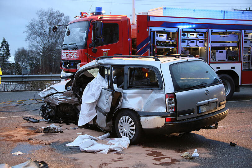 Schwerer Verkehrsunfall bei Altötting: eine Persone wurde getötet, vier weitere schwer Verletzt!