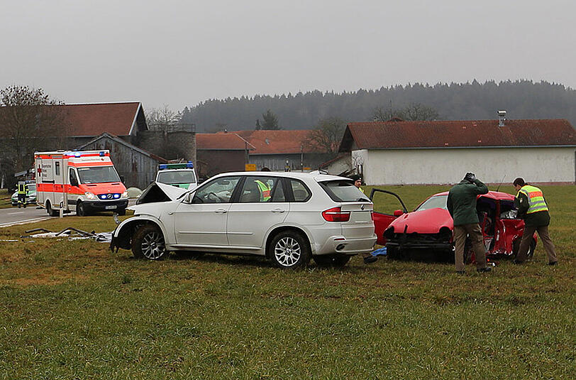 Bilder vom Unfallort in Tabing. Am Samstagmittag kam er hier zum Zusammenstoß zweier Fahrzeuge, die Fahrerin des roten VW Polo verstarb noch am Unfallort.