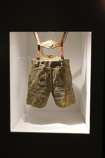 Die Lederhosn von Oskar Maria Graf in der Ausstellung.