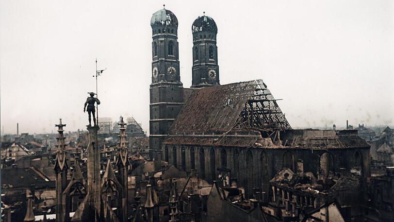 Ein Bild der Zerstörung: die Innenstadt von München mit der Ruine der Frauenkirche im Februar 1945.