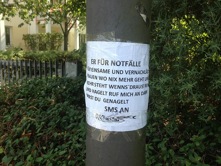 ...an einem Laternenmast in Obersendling. Dass irgendjemand diesen selbstlosen Service in Anspruch nimmt, dürfte unwahrscheinlich sein.