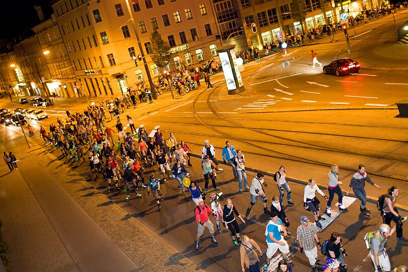 Eine rollende Masse: Die Blade-Night-Skater auf ihrem Weg durch die Stadt.