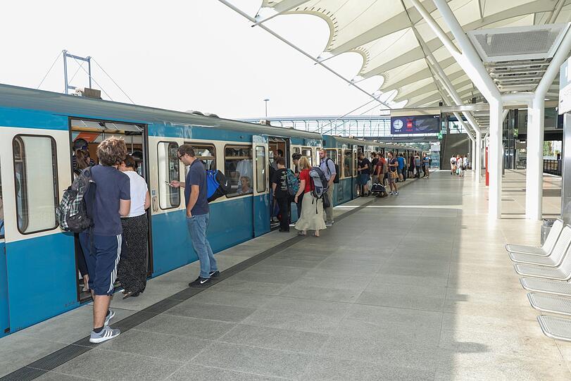Voll ist der Bahnsteig in Fröttmaning nicht am Montagmorgen. Aber wann die U-Bahn kommt, scheint ein Glücksspiel zu sein.