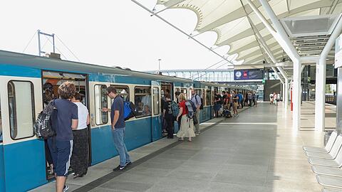 Voll ist der Bahnsteig in Fröttmaning nicht am Montagmorgen. Aber wann die U-Bahn kommt, scheint ein Glücksspiel zu sein.