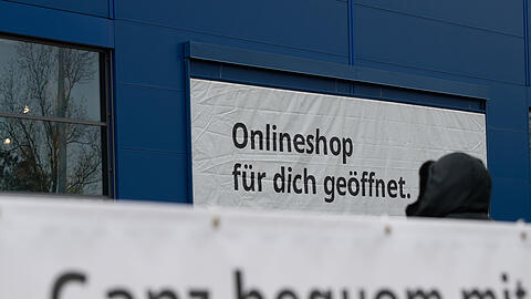 Ab Montag können die Geschäfte ihren Kunden "click & collect" ermöglichen - also das Abholen zuvor online gekaufter Ware in den Läden an speziell eingerichteten Abholstationen.
