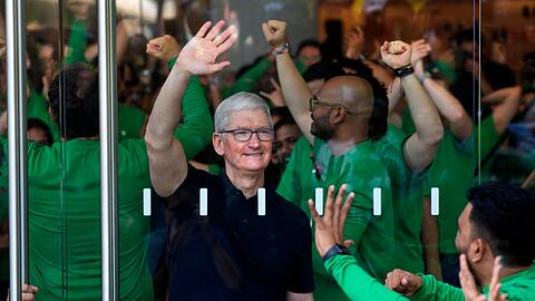 Tim Cook, CEO von Apple, winkt bei der Eröffnung des ersten Flagship-Stores von Apple Inc. in Mumbai.