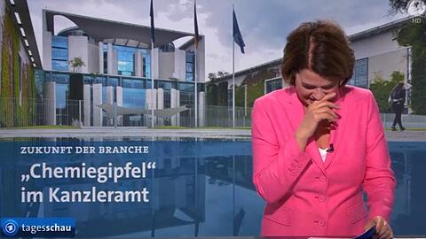 Susanne Daubner kann sich vor Lachen während ihrer Moderation der "Tagesschau" kaum halten.