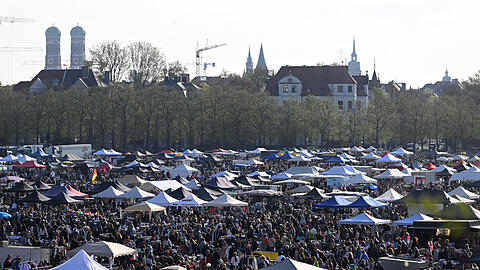 Besucher gehen beim Flohmarkt des Deutschen Roten Kreuzes (DRK) &uuml;ber die Theresienwiese. Der Flohmarkt ist Teil des M&uuml;nchner Fr&uuml;hlingsfestes.