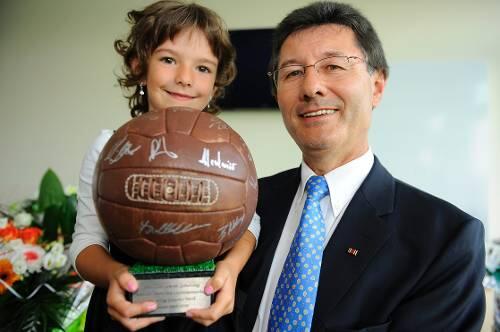 Junge Enkelin, alter Ball: Beim 60. Geburtstag von Helmut Hack gab&rsquo;s originelle Geschenke und nette Gäste &ndash; wie die kleine Anna.