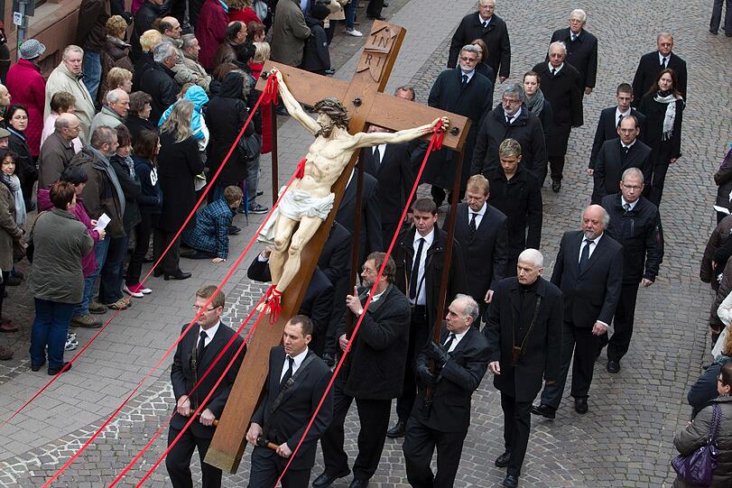 Mitglieder der Lohrer Handwerksinnungen tragen am Freitag (06.04.12) in Lohr am Main lebensgrosse Holzfiguren, die das Leiden Christi symbolisieren, in einer Karfreitagsprozession durch die Altstadt. Mehrere Tausend Glaeubige nahmen an der Prozession teil.