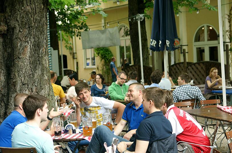 Hier möchte man sich am liebsten dazusetzen: Eine von vielen entspannten Runden im Biergarten vom Pauaner Bräuhaus.
