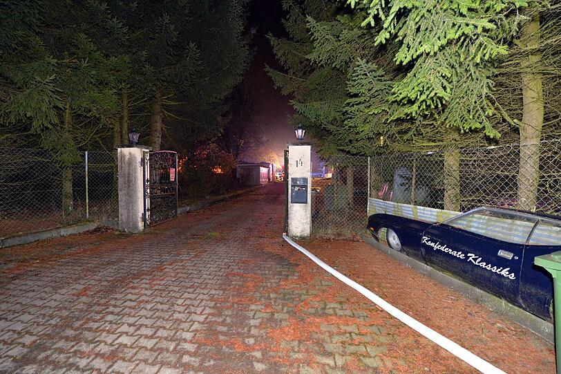 Brand auf einem Bauernhof in Aying: Wertvolle Oldtimer sind durch die Flammen in einer Lagerhalle völlig zerstört worden. Die Bilder.