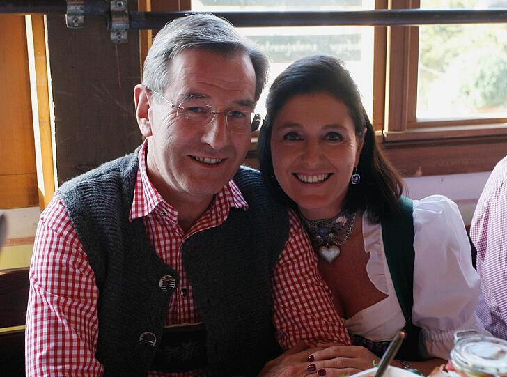 In Krachlederner und mit Parterin Anne Kröhl: Bayerns designierter Präsident Karl Hopfner.