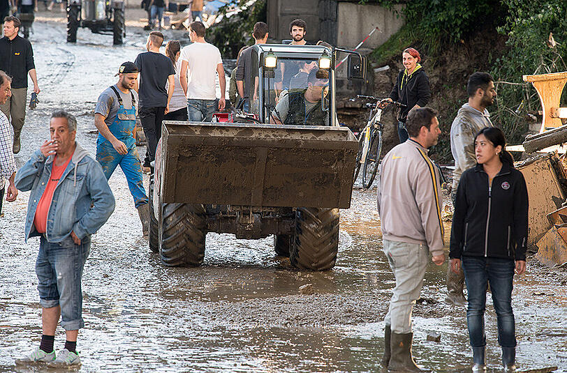 Aufräumen nach dem Hochwasser: Nasser Müll, Schlamm und Wasser soweit das Auge reicht. Die Bilder aus Simbach am Inn, Triftern und weiteren Gemeinden.