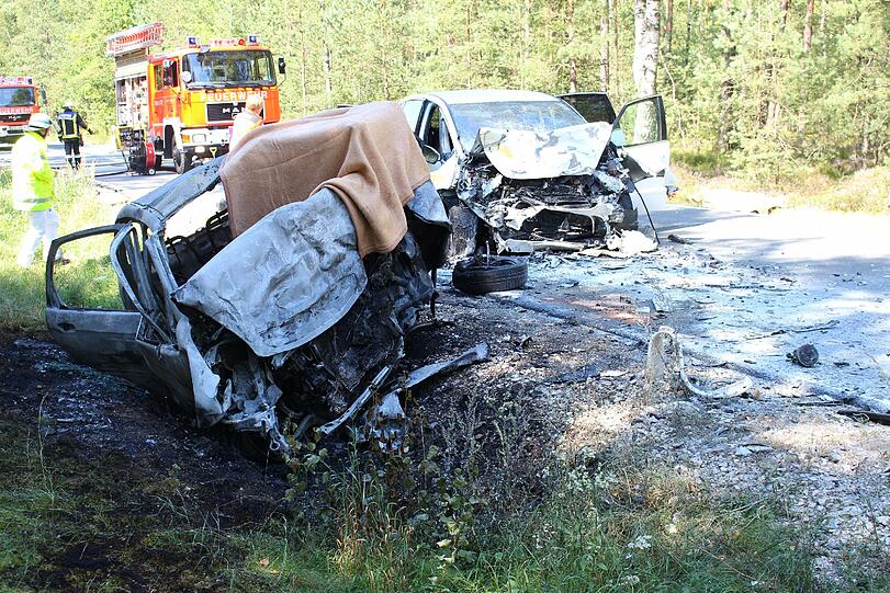 Das Geschlecht der Person am Steuer des ersten Wagens war zunächst ebenso unklar wie die Identitäten der weiteren Beteiligten.