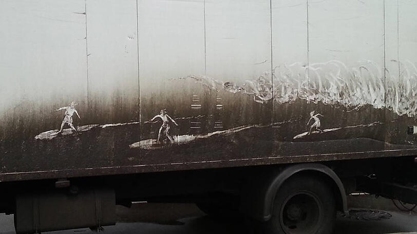 Surfer auf einer Dreckwelle.