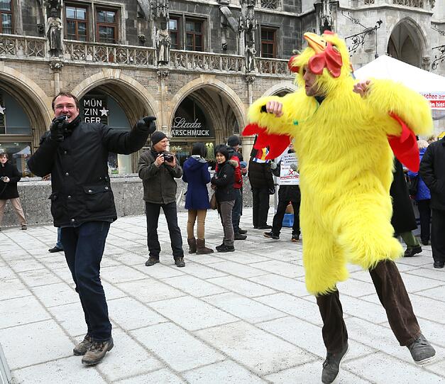 ...die Attacke von Hühnern als Gegendemonstranten.