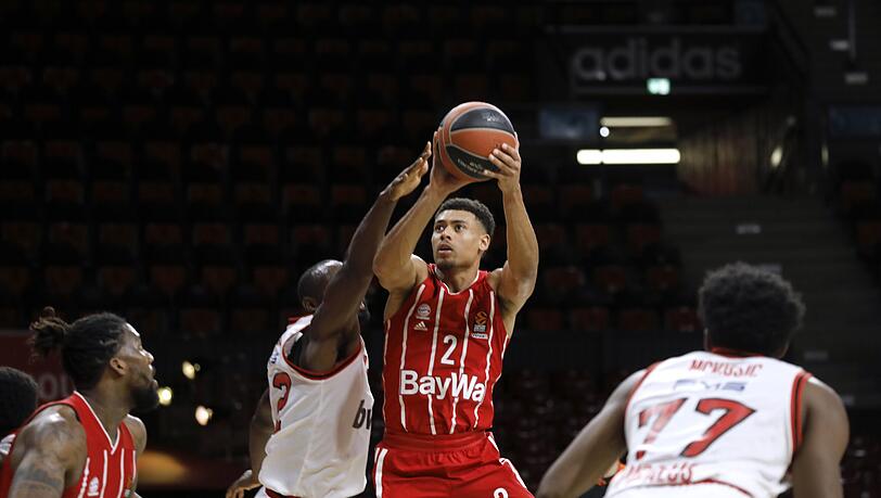 Wade Baldwin steigt zum Korb - er sicherte den Münchnern mit seinen 18 Punkten den Sieg gegen Piräus.